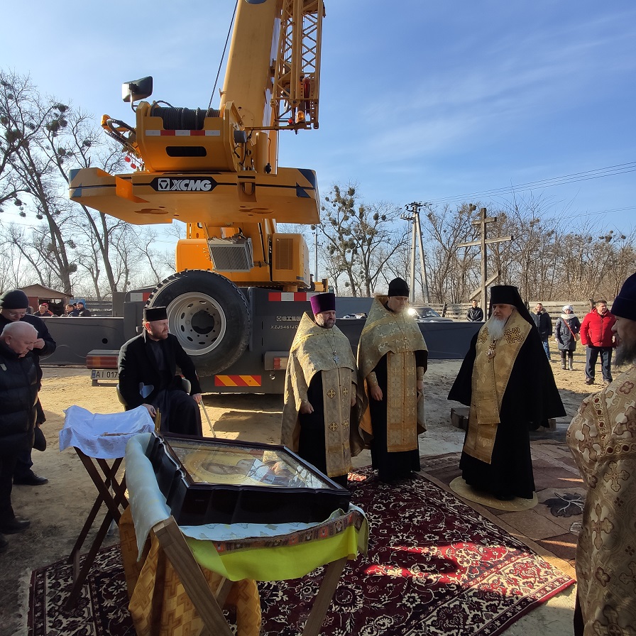 Епископ Гостомельский Тихон освятил купол и накупольный крест в городке Белогородка 10.03.2021